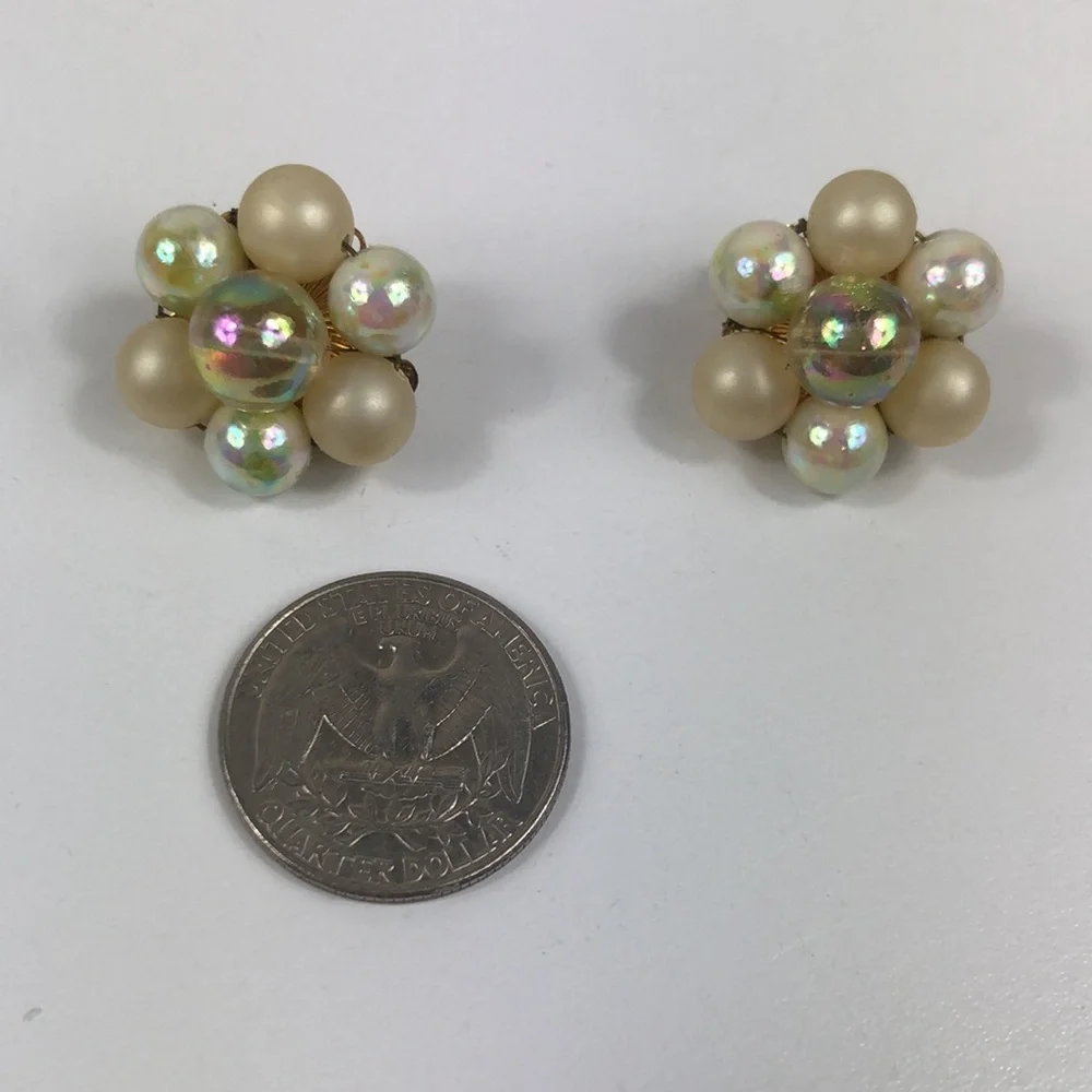 Vintage Clip On Earrings Women’s Signed Japan Cluster Faux Pearl Beads Retrp - Picture 7 of 8